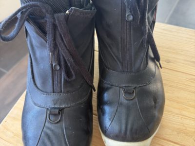 Set de ski de fond, bâtons + chaussures, casque et souliers de ski