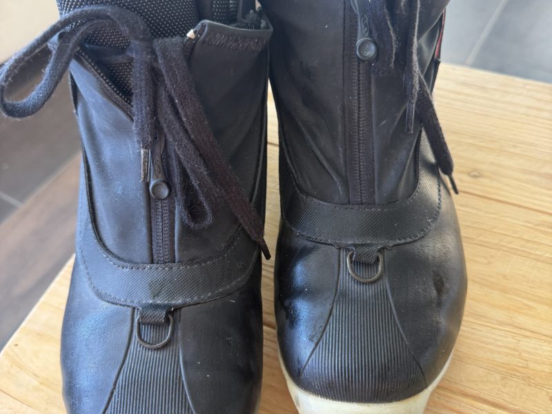 Set de ski de fond, bâtons + chaussures, casque et souliers de ski