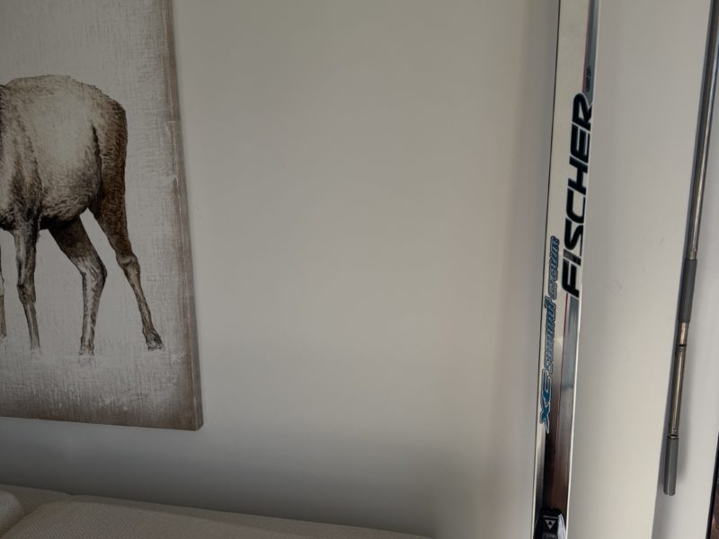 Set de ski de fond, bâtons + chaussures, casque et souliers de ski