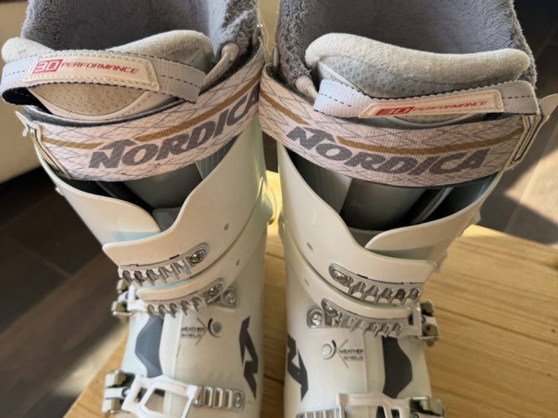 Set de ski de fond, bâtons + chaussures, casque et souliers de ski