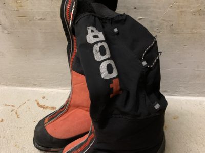 Combinaison duvet première qualité marqué « Triple zéro « taille 170 cm + chaussures expédition marque « Kayland » 41/42