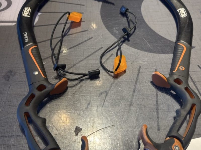 Piolets Petzl Nomic, comme neufs