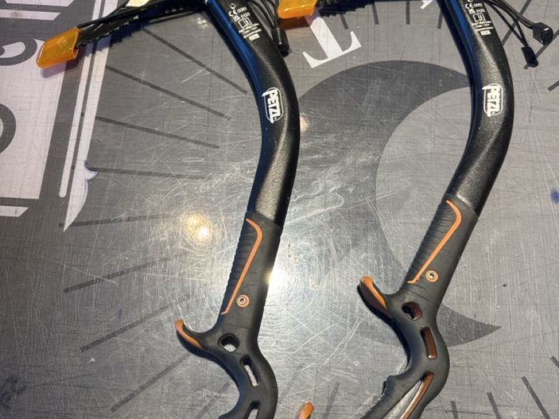 Piolets Petzl Nomic, comme neufs